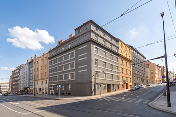 Pohled na dům-roh - Prodej bytu 3+1 v osobním vlastnictví 84 m², Praha 4 - Nusle 