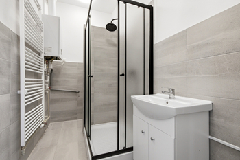 Koupelna - Prodej bytu 3+1 v osobním vlastnictví 84 m², Praha 4 - Nusle