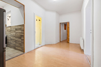 Pohled na halu směrem ke vstupním dveřím - Prodej bytu 3+1 v osobním vlastnictví 84 m², Praha 4 - Nusle