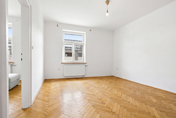 Ložnice - pohled k oknu - Prodej bytu 3+1 v osobním vlastnictví 84 m², Praha 4 - Nusle