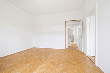 Ložnice pohled od okna - Prodej bytu 3+1 v osobním vlastnictví 84 m², Praha 4 - Nusle