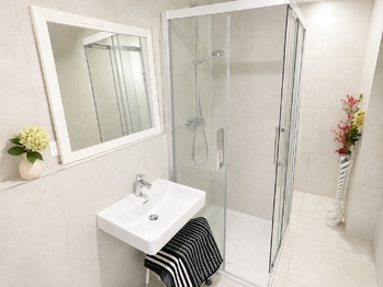 Koupelna se sprchou a WC  - Pronájem bytu 2+kk v osobním vlastnictví 59 m², Praha 9 - Klánovice
