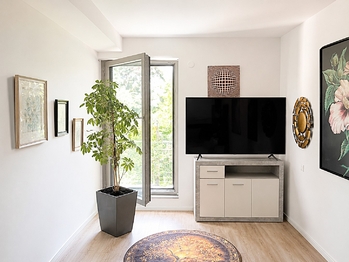 Pokoj/ložnice se vstupem na lodžii/terasu - Pronájem bytu 2+kk v osobním vlastnictví 59 m², Praha 9 - Klánovice