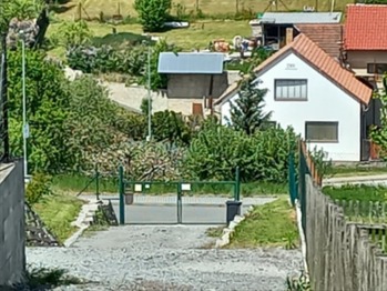Příjezdová brána na pozemek. - Pronájem pozemku 330 m², Dražice