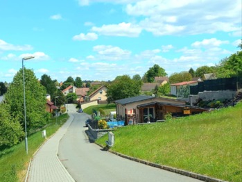 Ulice vedoucí k pozemku. - Pronájem pozemku 330 m², Dražice