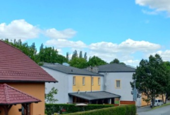V blízkosti je restaurace, prodejna a pekárna. - Pronájem pozemku 330 m², Dražice