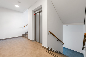 výtah - Pronájem bytu 1+kk v osobním vlastnictví 38 m², Praha 9 - Vysočany