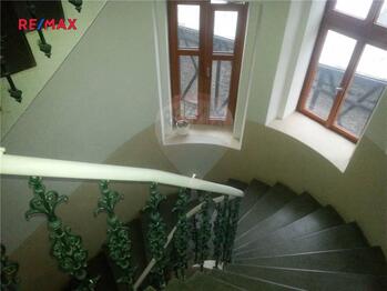 interiér domu - Pronájem bytu 1+1 v osobním vlastnictví 50 m², Praha 7 - Holešovice