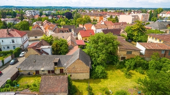 Pohled na pozemek z boku - Prodej domu 160 m², Lysá nad Labem