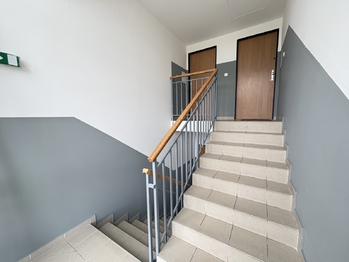 Společné prostory domu - chodba - Prodej bytu 2+kk v osobním vlastnictví 45 m², Hostivice