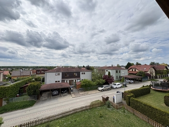 Výhled z oken - Prodej bytu 2+kk v osobním vlastnictví 45 m², Hostivice