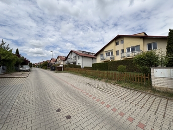 Okolí domu - Prodej bytu 2+kk v osobním vlastnictví 45 m², Hostivice