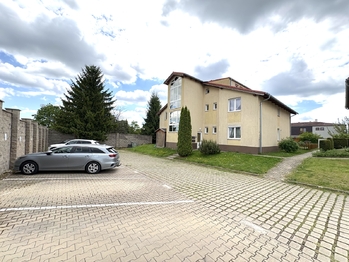 Venkovní pohled na dům - Prodej bytu 2+kk v osobním vlastnictví 45 m², Hostivice