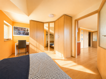 2. pokoj - Prodej bytu 2+kk v osobním vlastnictví 45 m², Hostivice