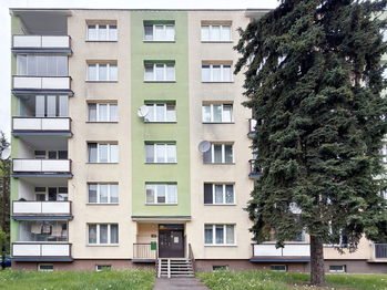 Čelní pohled na dům - Prodej bytu 2+1 v osobním vlastnictví 57 m², Chodov