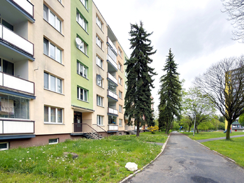 Pohled na byt z venku - Prodej bytu 2+1 v osobním vlastnictví 57 m², Chodov