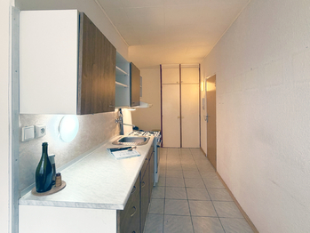 Kuchyň - pohled do předsíně - Prodej bytu 2+1 v osobním vlastnictví 57 m², Chodov