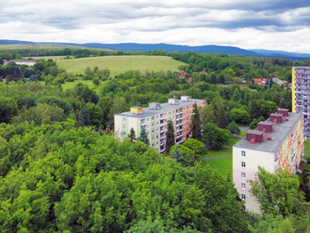 Pohled z dronu do okolí domu - Prodej bytu 2+1 v osobním vlastnictví 57 m², Chodov
