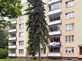 Pohled na dům - Prodej bytu 2+1 v osobním vlastnictví 57 m², Chodov