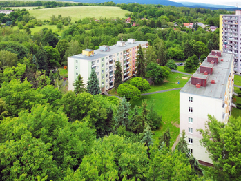 Pohled na umístění domu z dronu - Prodej bytu 2+1 v osobním vlastnictví 57 m², Chodov