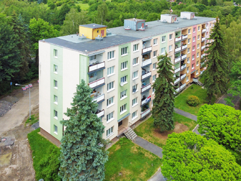 Detail domu z dronu - Prodej bytu 2+1 v osobním vlastnictví 57 m², Chodov