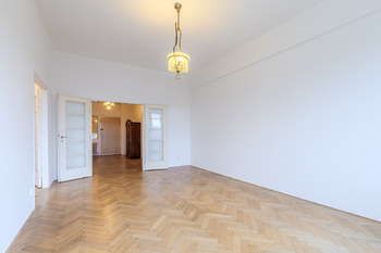 1. pokoj s pohledem do haly - Prodej bytu 2+1 v osobním vlastnictví 95 m², Praha 6 - Bubeneč