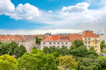 výhledy z obou pokojů na Hrad - Prodej bytu 2+1 v osobním vlastnictví 95 m², Praha 6 - Bubeneč