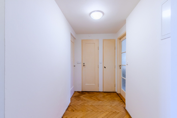 chodba s dveřmi na WC, komory a koupelny - Prodej bytu 2+1 v osobním vlastnictví 95 m², Praha 6 - Bubeneč