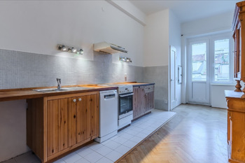 kuchyně k balkonu - Prodej bytu 2+1 v osobním vlastnictví 95 m², Praha 6 - Bubeneč