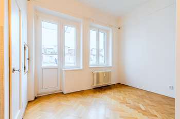 kuchyně s dveřmi na balkon - Prodej bytu 2+1 v osobním vlastnictví 95 m², Praha 6 - Bubeneč