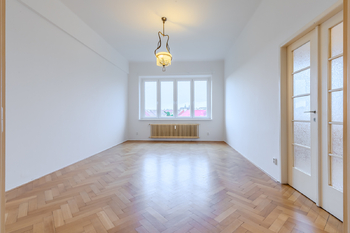 průhled pokoji směrem na Hrad - Prodej bytu 2+1 v osobním vlastnictví 95 m², Praha 6 - Bubeneč