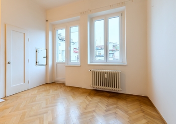 kuchyně s původní lednicí a špajzem - Prodej bytu 2+1 v osobním vlastnictví 95 m², Praha 6 - Bubeneč