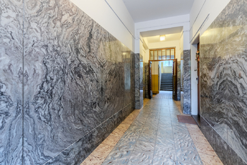 vstup do domu - Prodej bytu 2+1 v osobním vlastnictví 95 m², Praha 6 - Bubeneč