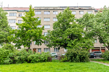 pohled na dům z parku - Prodej bytu 2+1 v osobním vlastnictví 95 m², Praha 6 - Bubeneč