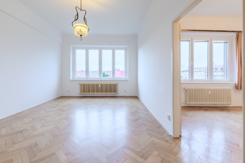 průhled z obou pokojů na Hrada Hrad - Prodej bytu 2+1 v osobním vlastnictví 95 m², Praha 6 - Bubeneč 