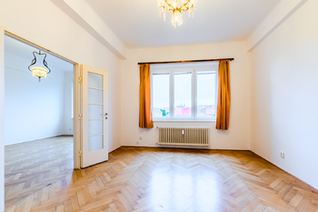 2. pokoj s dveřmi do 1. pokoje - Prodej bytu 2+1 v osobním vlastnictví 95 m², Praha 6 - Bubeneč