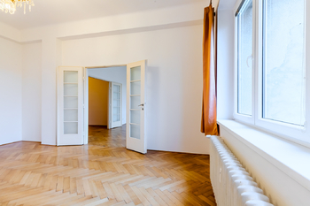 2. pokoj s průhledem do 1. pokoje a haly - Prodej bytu 2+1 v osobním vlastnictví 95 m², Praha 6 - Bubeneč