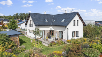 Pohled na dům - jižní strana - Prodej domu 215 m², Stěžery