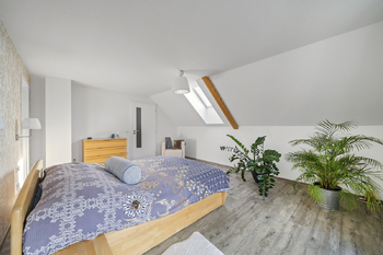 Hlavní ložnice - patro - Prodej domu 215 m², Stěžery