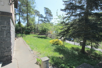 předzahrádka před domem - Prodej bytu 6 a více v osobním vlastnictví 114 m², Týnec nad Sázavou
