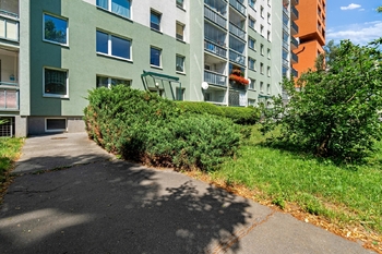 zadní vchod do budovy - Prodej bytu 1+kk v osobním vlastnictví 31 m², Praha 4 - Chodov