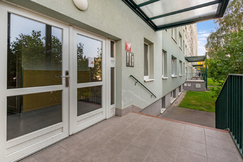 hlavní vchod do budovy - Prodej bytu 1+kk v osobním vlastnictví 31 m², Praha 4 - Chodov