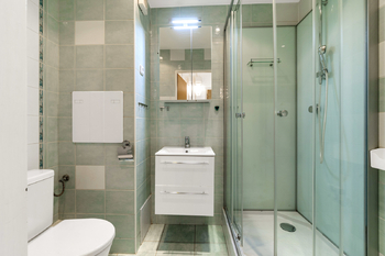 koupelna se sprchovým koutem a wc - Prodej bytu 1+kk v osobním vlastnictví 31 m², Praha 4 - Chodov