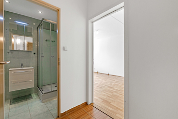 pohled z předsíně - Prodej bytu 1+kk v osobním vlastnictví 31 m², Praha 4 - Chodov