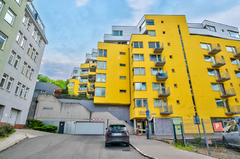 Pohled na bytový dům z ulice - Pronájem bytu 4+kk v osobním vlastnictví 116 m², Praha 3 - Žižkov