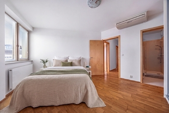 Ložnice bytu s vlastní koupelnou - Pronájem bytu 4+kk v osobním vlastnictví 116 m², Praha 3 - Žižkov