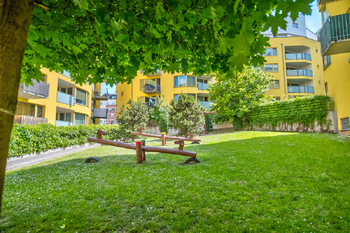 Dětské hřiště je součástí moderní rezidence - Pronájem bytu 4+kk v osobním vlastnictví 116 m², Praha 3 - Žižkov