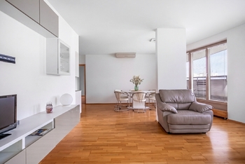 Pohled z obývací části na jídelní kout - Pronájem bytu 4+kk v osobním vlastnictví 116 m², Praha 3 - Žižkov