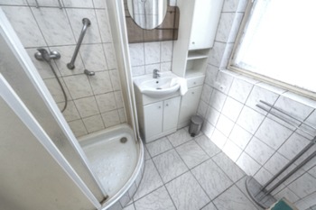 Koupelna v přízemí - Prodej domu 166 m², Kamenice