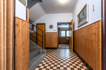 Chodba a schodiště - Prodej domu 166 m², Kamenice